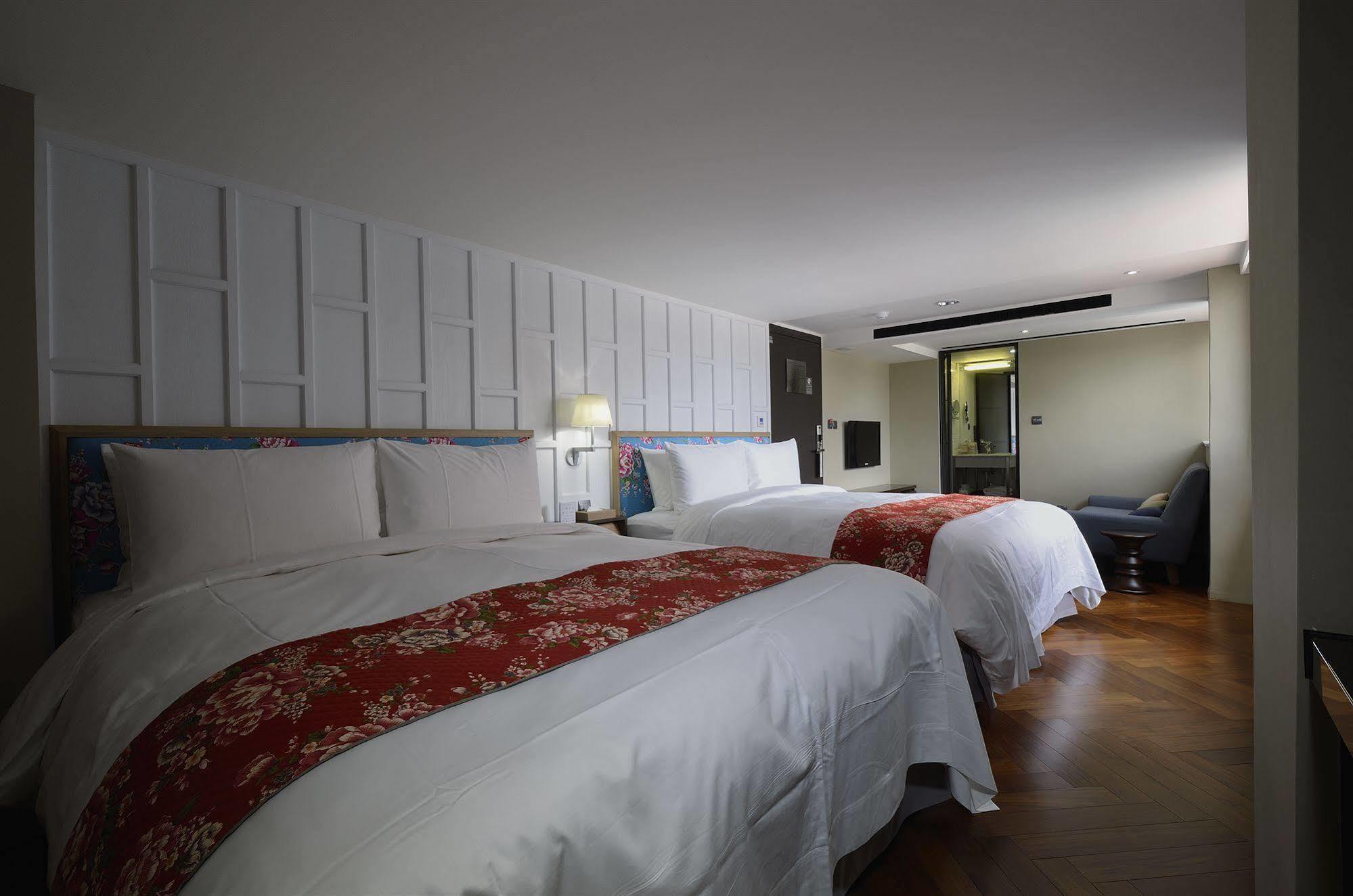 Reddot Hotel Тайчжун Экстерьер фото